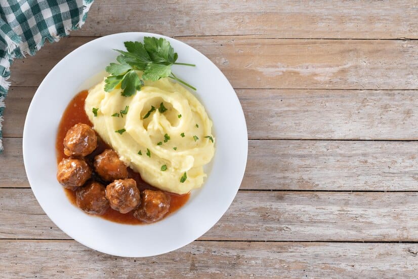 meatballs-with-mashed-potatoes-wooden-table-top-